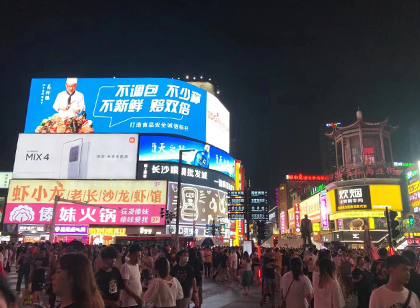 人流聚集的商業(yè)街，如何通過標(biāo)識導(dǎo)視系統(tǒng)設(shè)計實現(xiàn)有序指引？